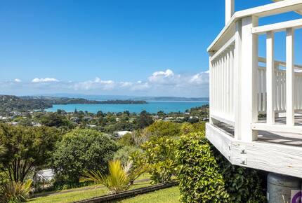 Coastal Comfort | Sunny Waiheke Stay with Ocean Outlook - Waiheke Island, New Zealand