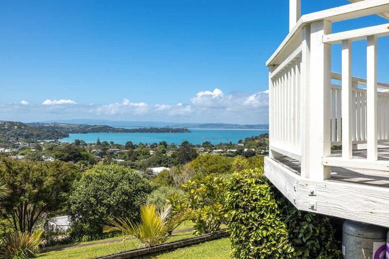 Coastal Comfort | Sunny Waiheke Stay with Ocean Outlook - Waiheke Island, New Zealand
