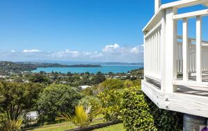 Coastal Comfort | Sunny Waiheke Stay with Ocean Outlook - Waiheke Island, New Zealand