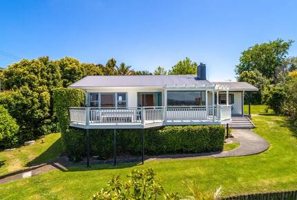 Coastal Comfort | Sunny Waiheke Stay with Ocean Outlook - Waiheke Island, New Zealand