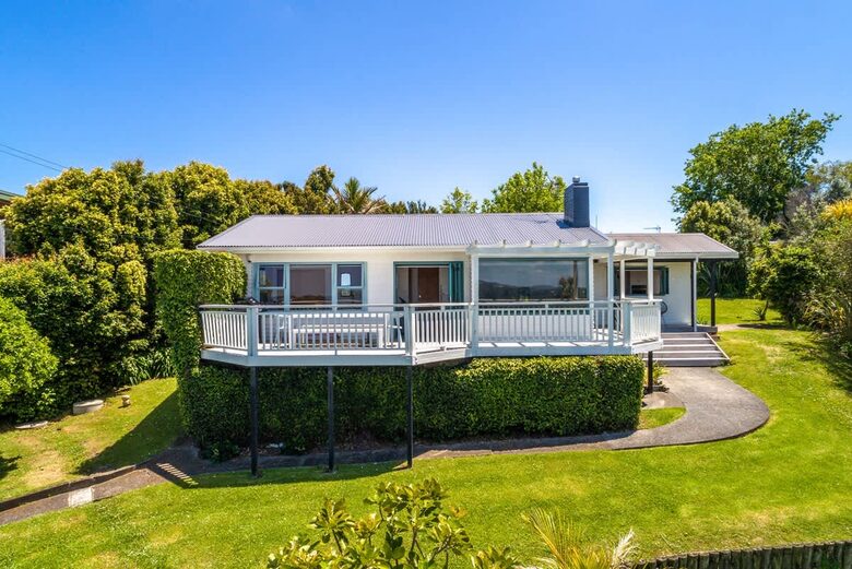 Coastal Comfort | Sunny Waiheke Stay with Ocean Outlook - Waiheke Island, New Zealand