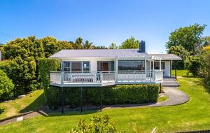 Coastal Comfort | Sunny Waiheke Stay with Ocean Outlook - Waiheke Island, New Zealand