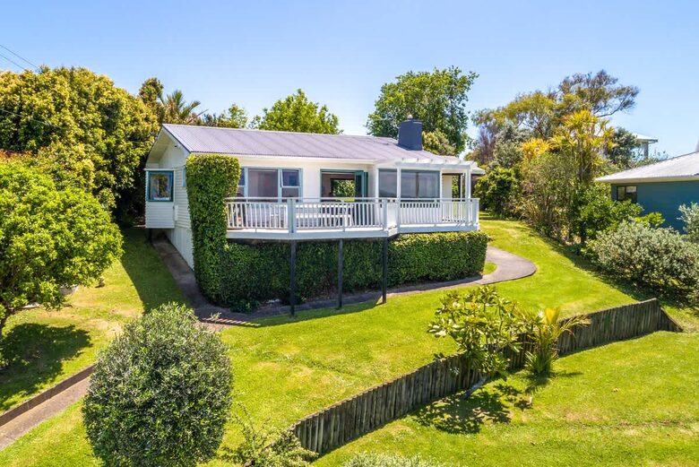 Coastal Comfort | Sunny Waiheke Stay with Ocean Outlook - Waiheke Island, New Zealand