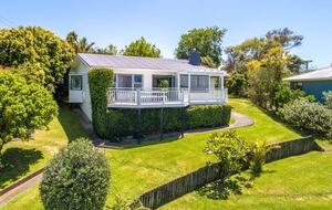 Coastal Comfort | Sunny Waiheke Stay with Ocean Outlook - Waiheke Island, New Zealand