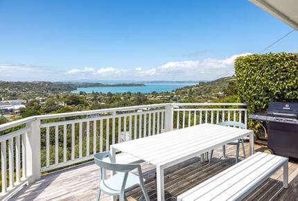 Coastal Comfort | Sunny Waiheke Stay with Ocean Outlook - Waiheke Island, New Zealand