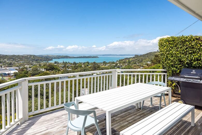 Coastal Comfort | Sunny Waiheke Stay with Ocean Outlook - Waiheke Island, New Zealand