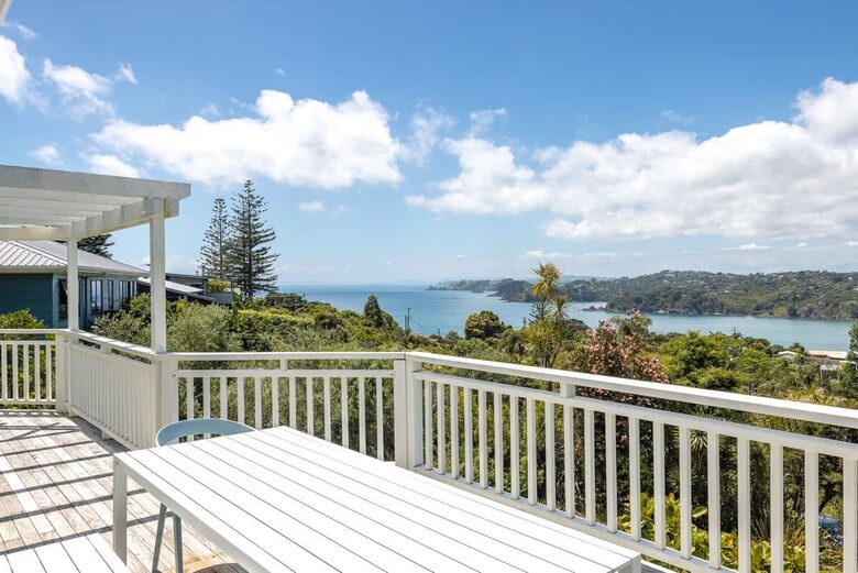 Coastal Comfort | Sunny Waiheke Stay with Ocean Outlook - Waiheke Island, New Zealand