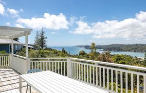 Coastal Comfort | Sunny Waiheke Stay with Ocean Outlook - Waiheke Island, New Zealand
