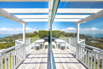 Coastal Comfort | Sunny Waiheke Stay with Ocean Outlook - Waiheke Island, New Zealand