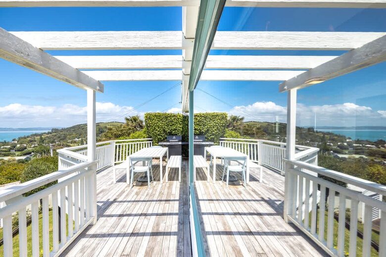 Coastal Comfort | Sunny Waiheke Stay with Ocean Outlook - Waiheke Island, New Zealand