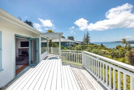 Coastal Comfort | Sunny Waiheke Stay with Ocean Outlook - Waiheke Island, New Zealand
