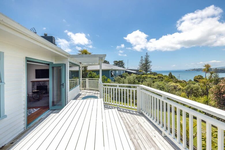 Coastal Comfort | Sunny Waiheke Stay with Ocean Outlook - Waiheke Island, New Zealand