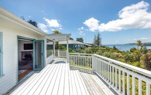 Coastal Comfort | Sunny Waiheke Stay with Ocean Outlook - Waiheke Island, New Zealand