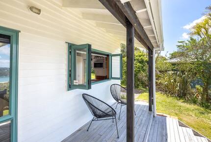 Coastal Comfort | Sunny Waiheke Stay with Ocean Outlook - Waiheke Island, New Zealand