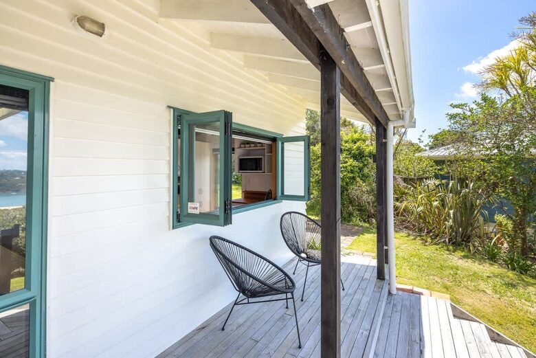 Coastal Comfort | Sunny Waiheke Stay with Ocean Outlook - Waiheke Island, New Zealand