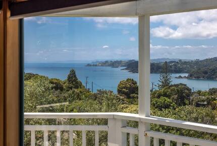 Coastal Comfort | Sunny Waiheke Stay with Ocean Outlook - Waiheke Island, New Zealand