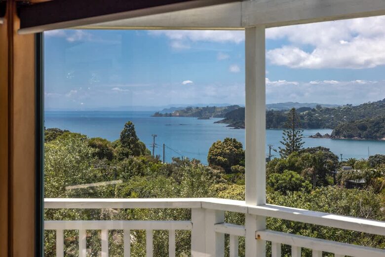 Coastal Comfort | Sunny Waiheke Stay with Ocean Outlook - Waiheke Island, New Zealand