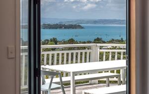 Coastal Comfort | Sunny Waiheke Stay with Ocean Outlook - Waiheke Island, New Zealand