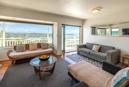 Coastal Comfort | Sunny Waiheke Stay with Ocean Outlook - Waiheke Island, New Zealand