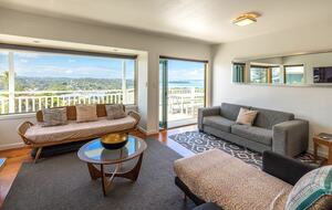 Coastal Comfort | Sunny Waiheke Stay with Ocean Outlook - Waiheke Island, New Zealand