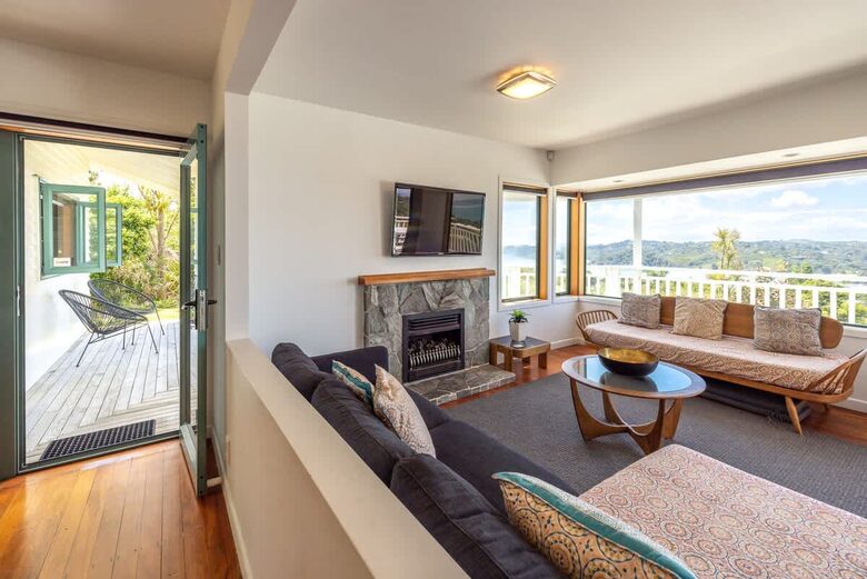 Coastal Comfort | Sunny Waiheke Stay with Ocean Outlook - Waiheke Island, New Zealand