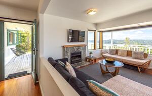 Coastal Comfort | Sunny Waiheke Stay with Ocean Outlook - Waiheke Island, New Zealand
