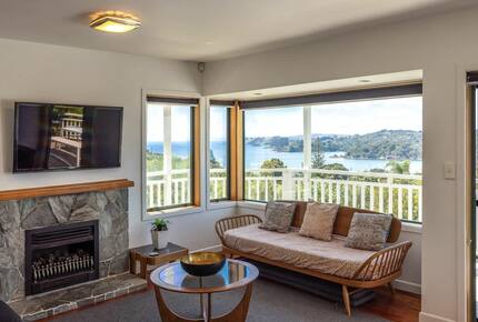 Coastal Comfort | Sunny Waiheke Stay with Ocean Outlook - Waiheke Island, New Zealand