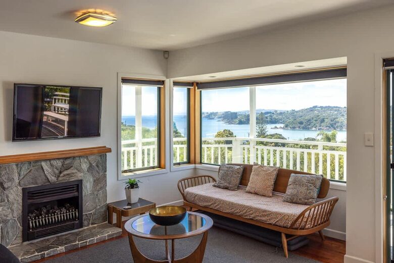 Coastal Comfort | Sunny Waiheke Stay with Ocean Outlook - Waiheke Island, New Zealand