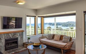 Coastal Comfort | Sunny Waiheke Stay with Ocean Outlook - Waiheke Island, New Zealand