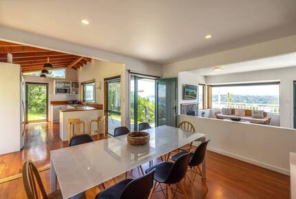 Coastal Comfort | Sunny Waiheke Stay with Ocean Outlook - Waiheke Island, New Zealand