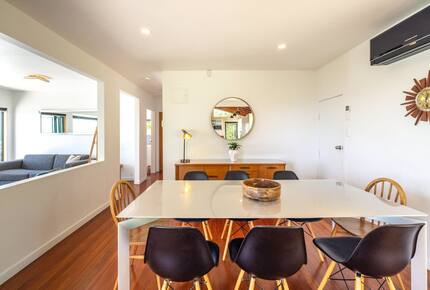 Coastal Comfort | Sunny Waiheke Stay with Ocean Outlook - Waiheke Island, New Zealand