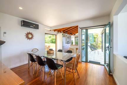 Coastal Comfort | Sunny Waiheke Stay with Ocean Outlook - Waiheke Island, New Zealand