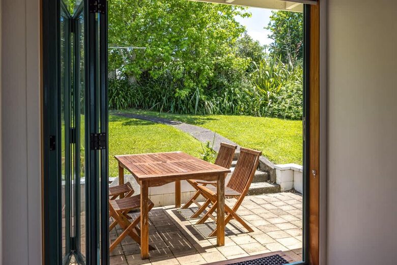 Coastal Comfort | Sunny Waiheke Stay with Ocean Outlook - Waiheke Island, New Zealand