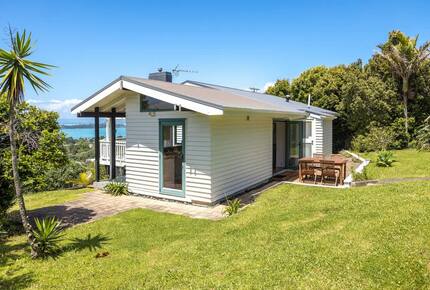Coastal Comfort | Sunny Waiheke Stay with Ocean Outlook - Waiheke Island, New Zealand