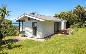 Coastal Comfort | Sunny Waiheke Stay with Ocean Outlook - Waiheke Island, New Zealand