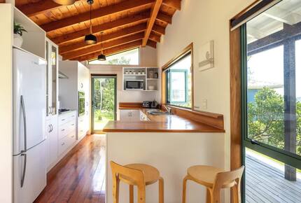 Coastal Comfort | Sunny Waiheke Stay with Ocean Outlook - Waiheke Island, New Zealand