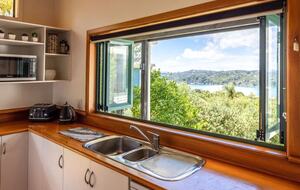 Coastal Comfort | Sunny Waiheke Stay with Ocean Outlook - Waiheke Island, New Zealand