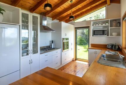 Coastal Comfort | Sunny Waiheke Stay with Ocean Outlook - Waiheke Island, New Zealand