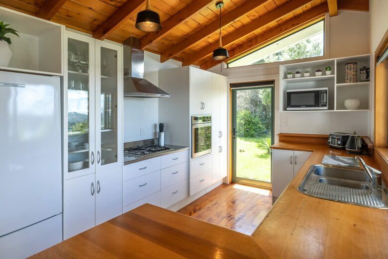 Coastal Comfort | Sunny Waiheke Stay with Ocean Outlook - Waiheke Island, New Zealand