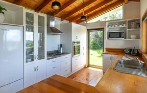 Coastal Comfort | Sunny Waiheke Stay with Ocean Outlook - Waiheke Island, New Zealand