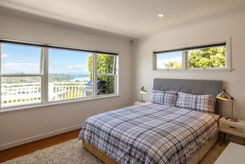 Coastal Comfort | Sunny Waiheke Stay with Ocean Outlook - Waiheke Island, New Zealand
