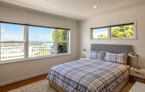 Coastal Comfort | Sunny Waiheke Stay with Ocean Outlook - Waiheke Island, New Zealand