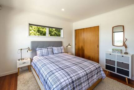 Coastal Comfort | Sunny Waiheke Stay with Ocean Outlook - Waiheke Island, New Zealand