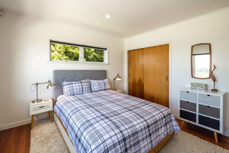 Coastal Comfort | Sunny Waiheke Stay with Ocean Outlook - Waiheke Island, New Zealand