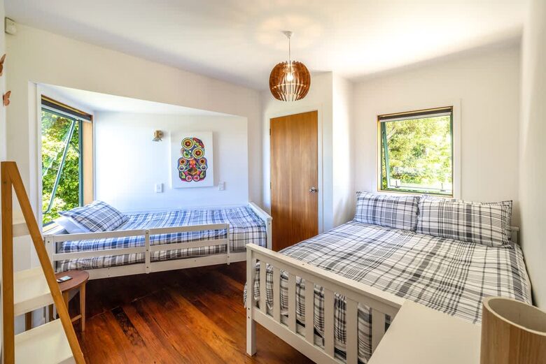 Coastal Comfort | Sunny Waiheke Stay with Ocean Outlook - Waiheke Island, New Zealand