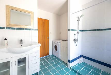 Coastal Comfort | Sunny Waiheke Stay with Ocean Outlook - Waiheke Island, New Zealand