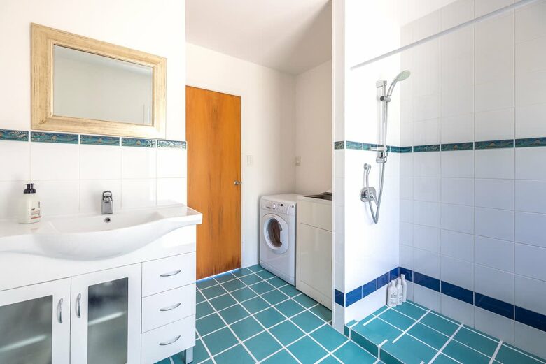 Coastal Comfort | Sunny Waiheke Stay with Ocean Outlook - Waiheke Island, New Zealand