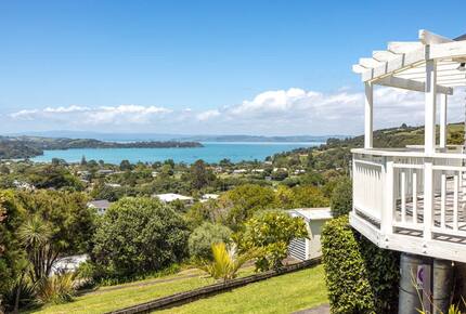 Coastal Comfort | Sunny Waiheke Stay with Ocean Outlook - Waiheke Island, New Zealand