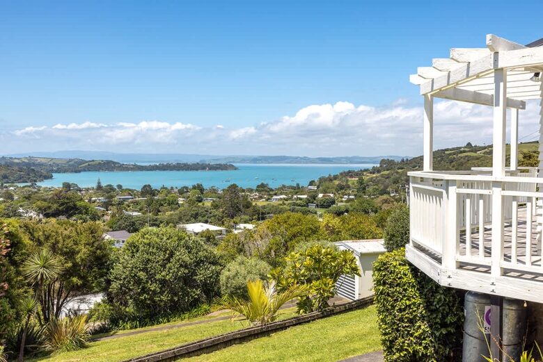 Coastal Comfort | Sunny Waiheke Stay with Ocean Outlook - Waiheke Island, New Zealand