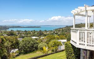 Coastal Comfort | Sunny Waiheke Stay with Ocean Outlook - Waiheke Island, New Zealand